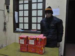 Bắt giữ đối tượng vận chuyển pháo hoa trái phép